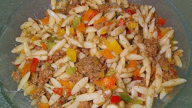 Rețetă salată Kritharaki cu carne tocată, care creează dependență