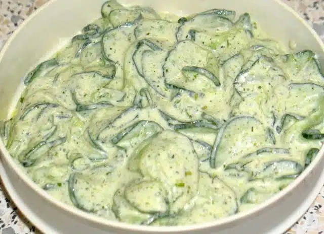 Salată rapidă de castraveți cu smântână rețetă