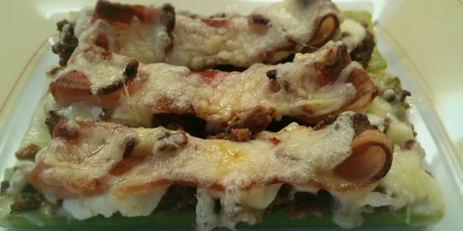 Tije de țelină umplute, gratinate low carb, cu bacon crocant