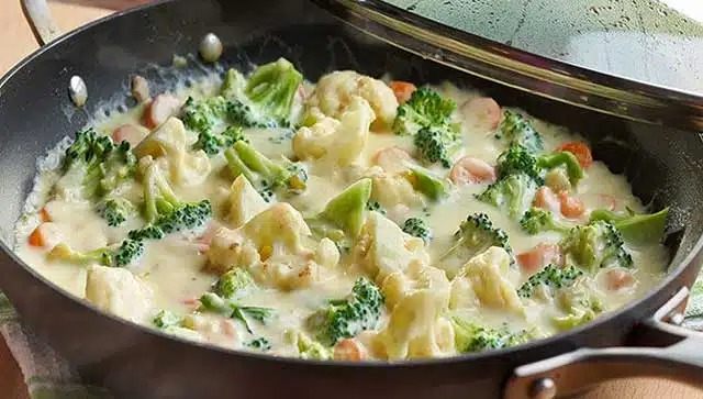 Legume conopidă și broccoli cu sos cremos de brânză – rețetă