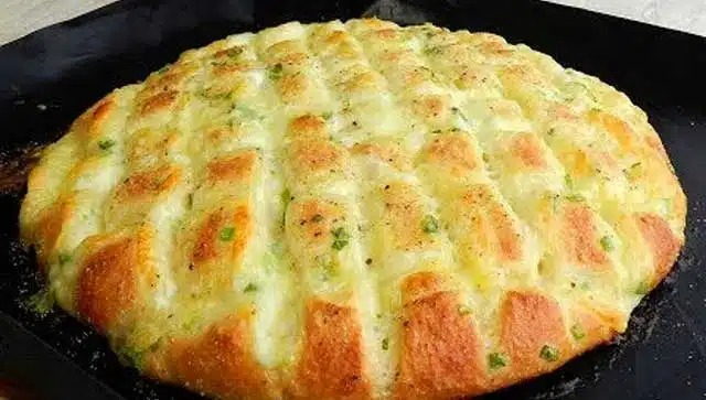 Rețetă de pâine cu mozzarella super crocantă și gustoasă