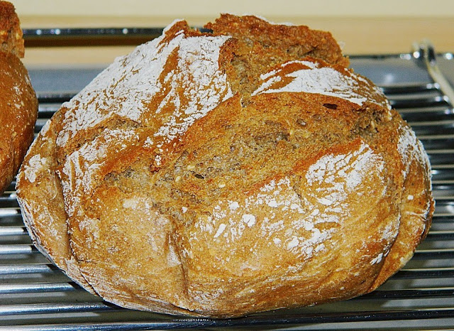 Pâine rustică în vas de gătit