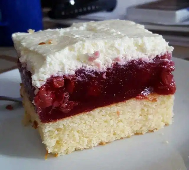 Rețetă de prăjitură cu Fanta, cireșe și cremă de quark