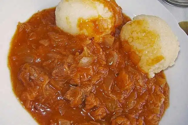 Rețetă de gulaș cu varză murată
