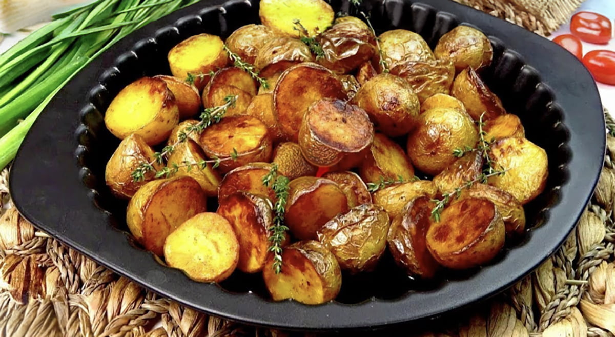 Rețeta femeii pentru cei mai buni cartofi copți cu usturoi: Simplu și delicios!