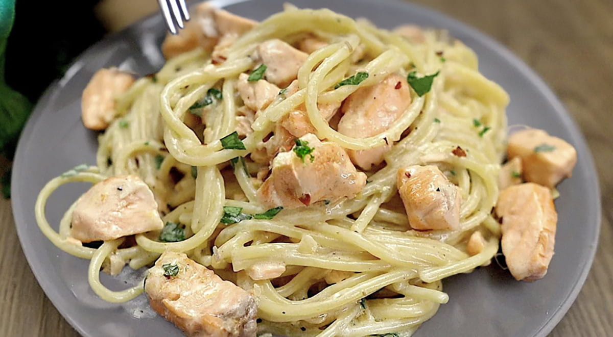 Rețetă foarte simplă și gustoasă de paste cremoase cu somon. Cină rapidă!