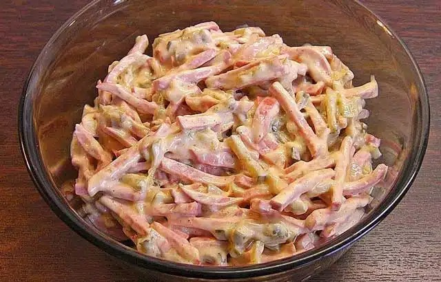 Rețetă de salată de carne cu 3 ingrediente, gust ca la măcelar!