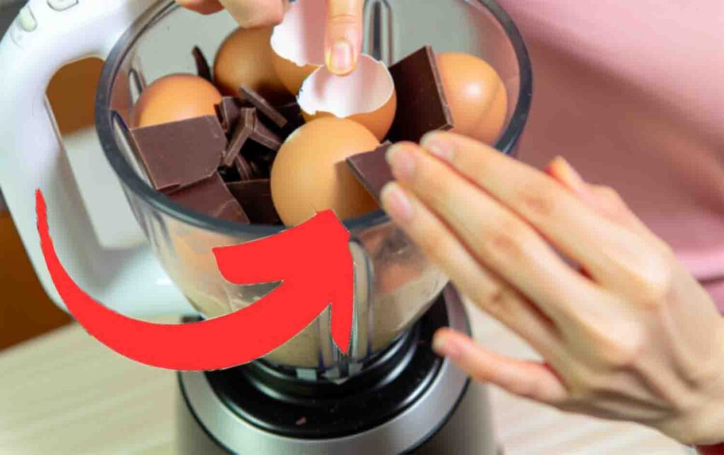 Amestec ouăle cu tot cu coajă și ciocolata, uitați ce am reușit să fac doar cu 2 ingrediente: încă nu-mi vine să cred!