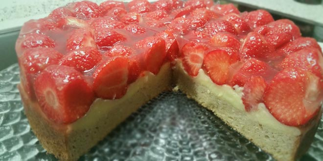 Prăjitură cu căpșuni low carb și cremă de pudding, pe blat de pandișpan