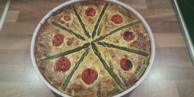 Quiche Low-Carb cu sparanghel verde și leurdă (vegetarian)