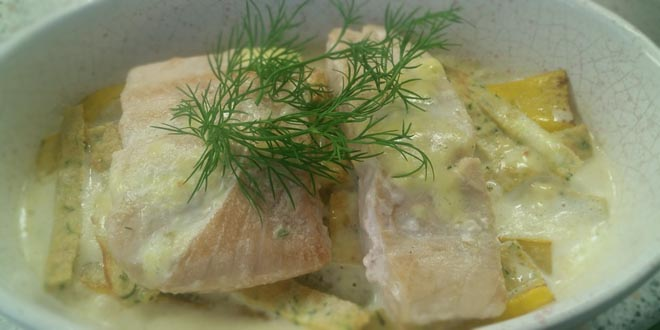 Somon low carb pe fâșii de clătite din dovlecei la cuptor cu sos de smântână