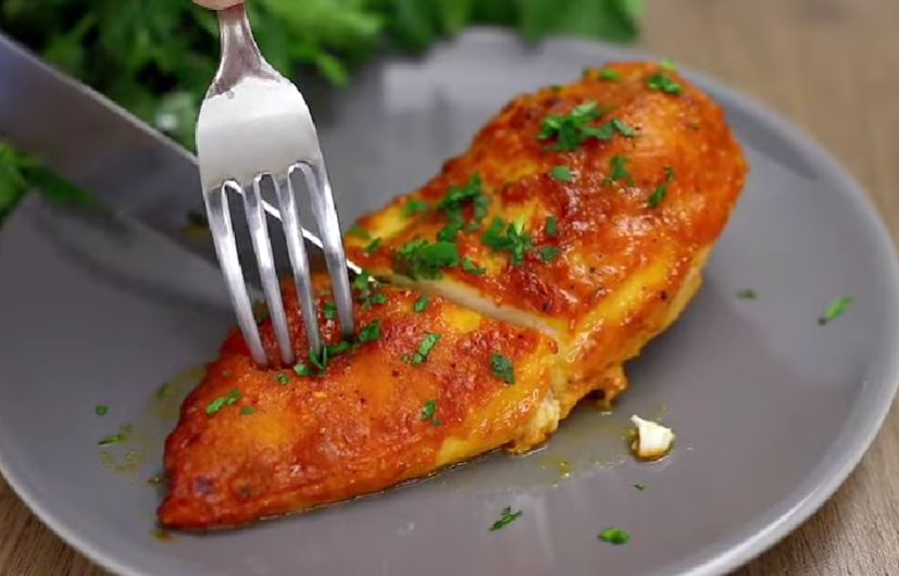 Moale în interior și crocant la exterior, de data aceasta am aromatizat pieptul de pui astfel | Doar 340 Kcal!