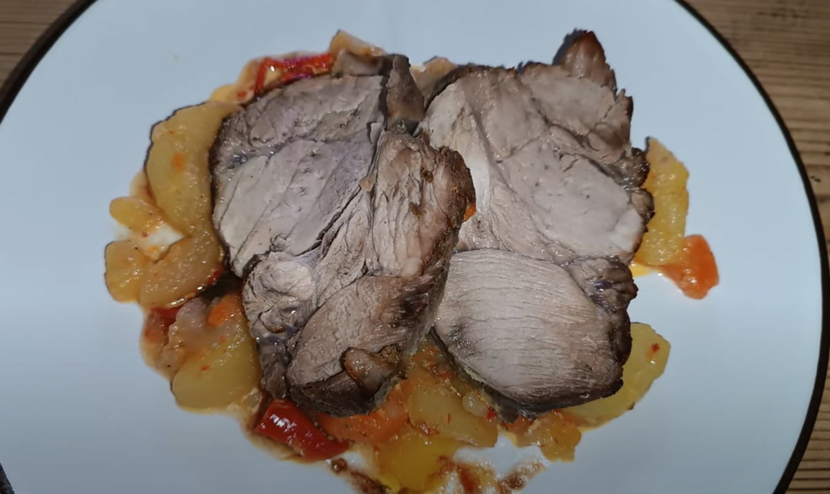 Pulpa crocantă de porc la cuptor cu legume: Carne delicioasă și garnitură perfectă într-un singur vas