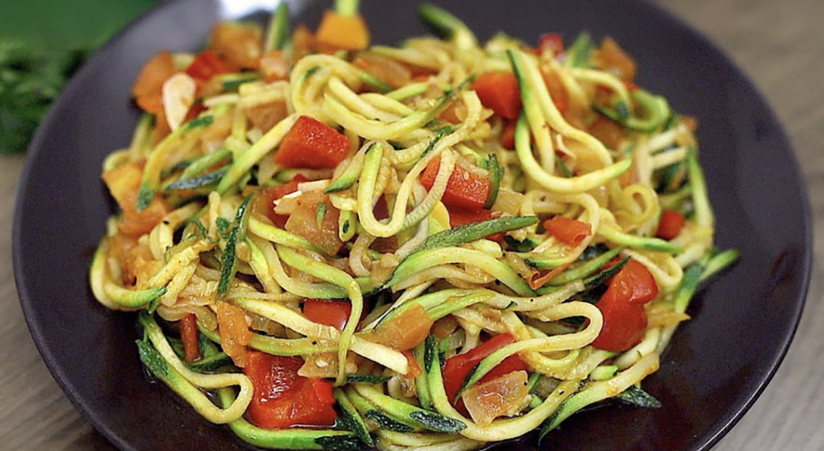 Tăiței simpli de dovlecei cu legume: Cină ușoară și gustoasă!