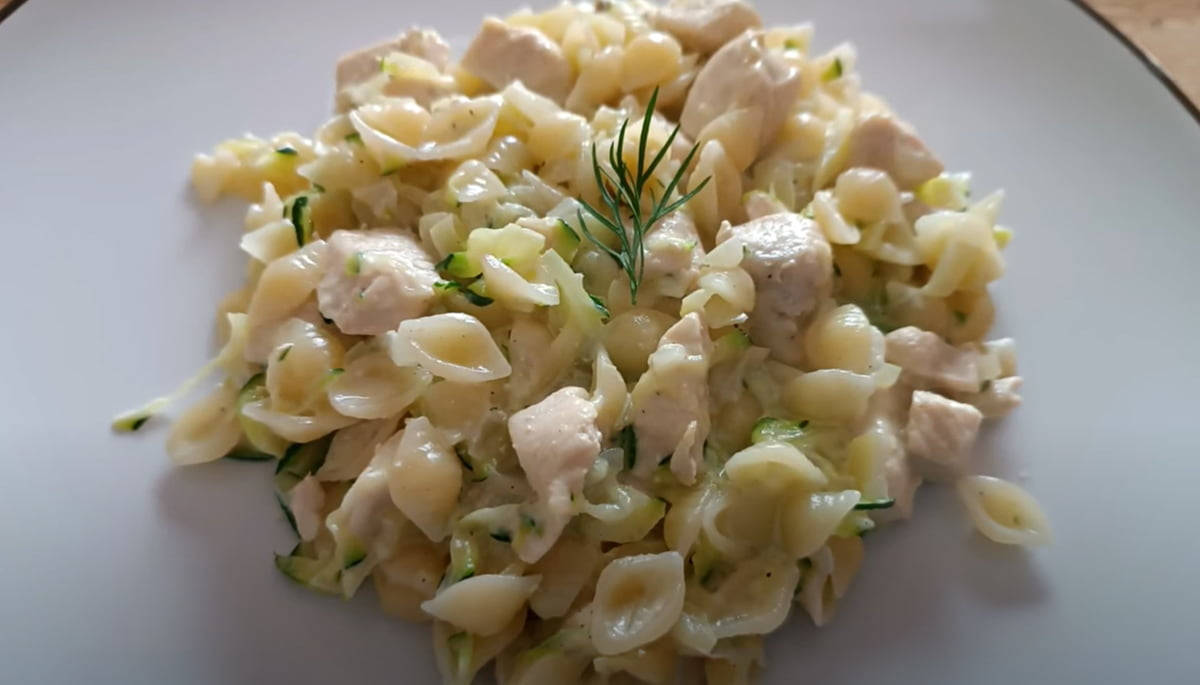 Paste cremoase delicioase cu dovlecei și piept de pui: O mâncare grozavă, ușoară și mai ales rapid de pregătit