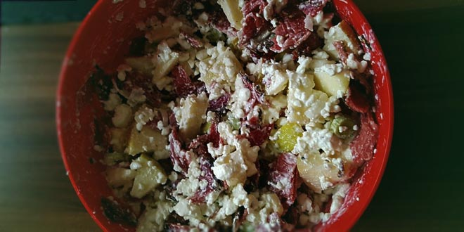 Salată cu brânză proaspătă și puțini carbohidrați (Perfectă pentru vară și pentru grătar)