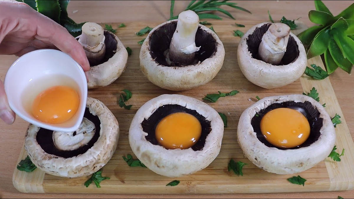 Ciuperci umplute cu ou și cașcaval: ACEASTĂ REȚETĂ trebuie să o încerci! (Rapidă și spectaculoasă)