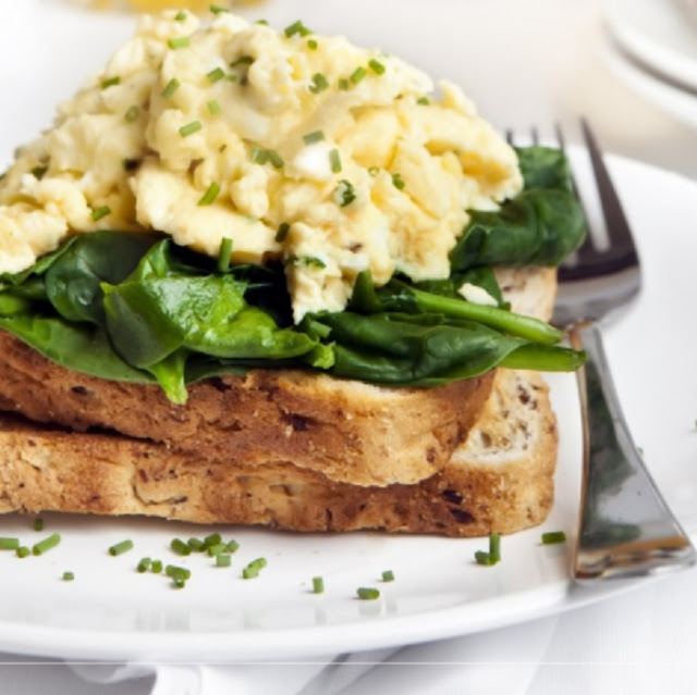 Ouă scrambled pe spanac și pâine prăjită integrală