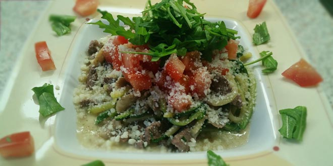 Vârfuri de filet de vită sărace în carbohidrați cu spaghetti de dovlecei în sos de vin de Porto