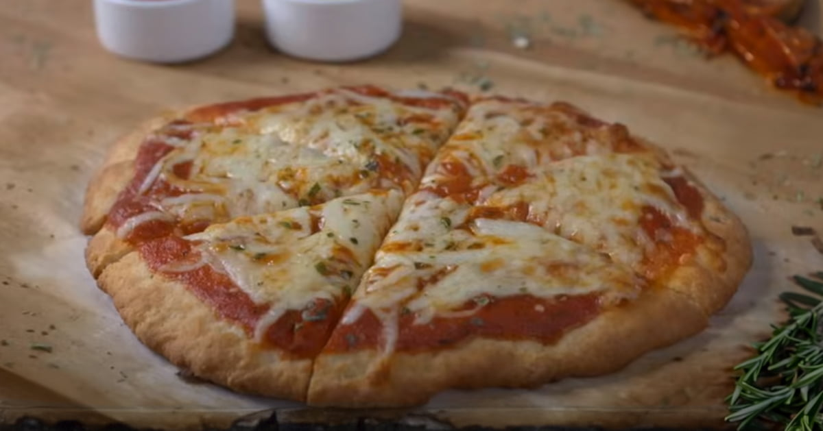 Pizza de casă cu iaurt grecesc: savurați-vă mâncarea preferată chiar și în timpul slăbirii!