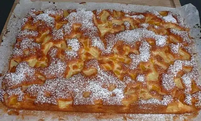 Plăcintă cu mere la tavă, rețetă ca pe vremea bunicii!