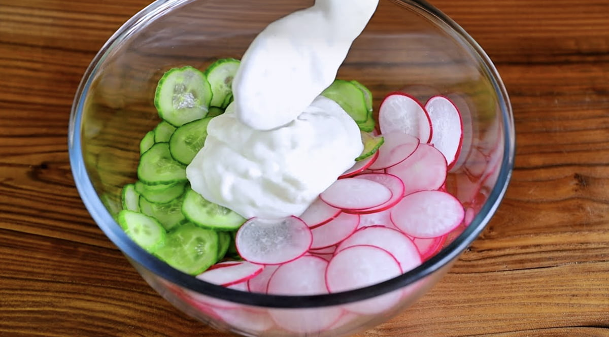 Salată ușoară și incredibil de delicioasă cu ridichi și castraveți, săracă în calorii! Mănâncă la micul dejun și slăbește.