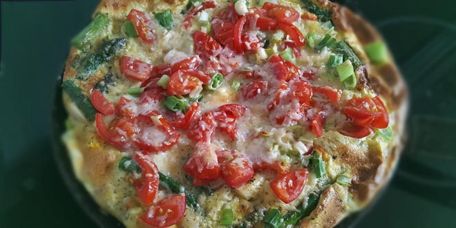 Frittata de sparanghel cu roșii și parmezan