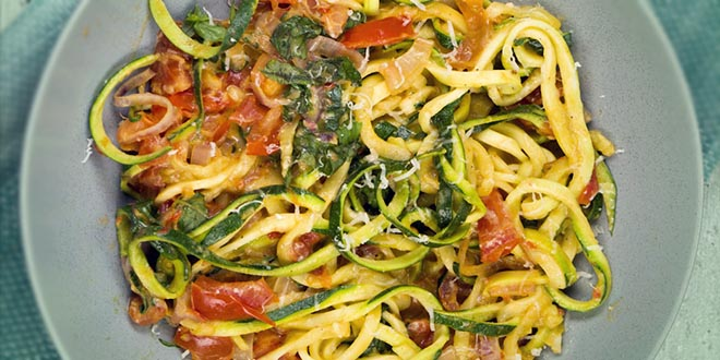 Spaghete de dovlecei cu sos cremos de mozzarella și roșii proaspete (fără gluten și vegetarian)