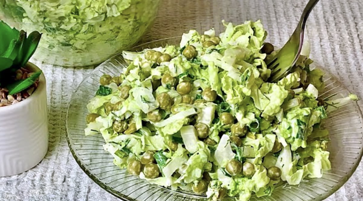 Salată regală de varză chinezească și mazăre: Salată rapidă și gustoasă în câteva minute, pentru cină sau masa de sărbătoare
