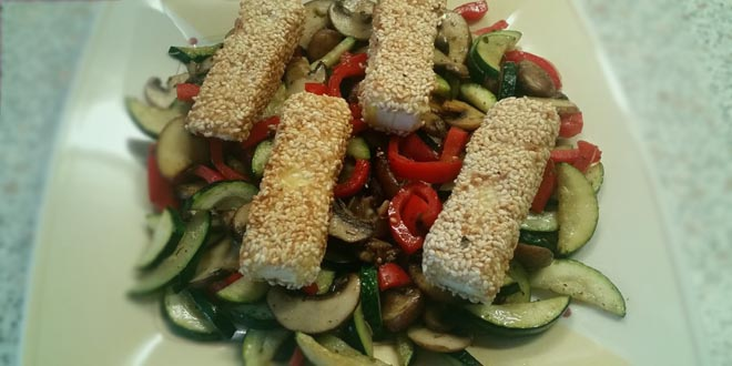 Legume sotate sărace în carbohidrați cu bastonașe de brânză feta (fără gluten și vegetarian)
