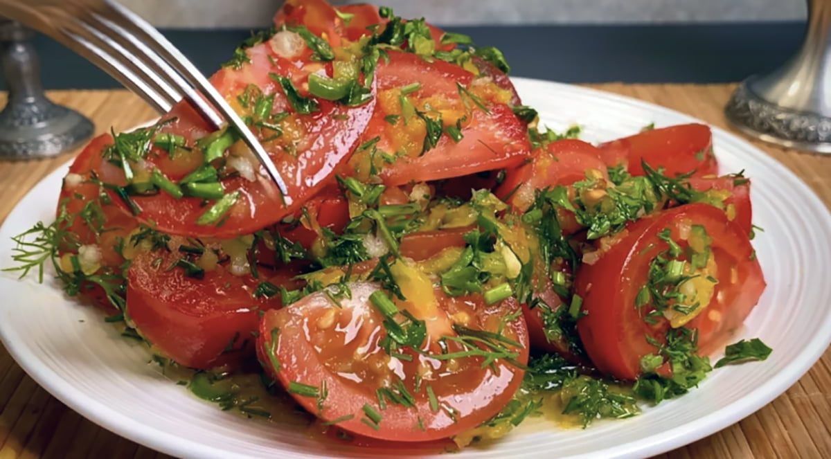Salată magică de roșii: Cea mai gustoasă salată de roșii, simplu și rapid!