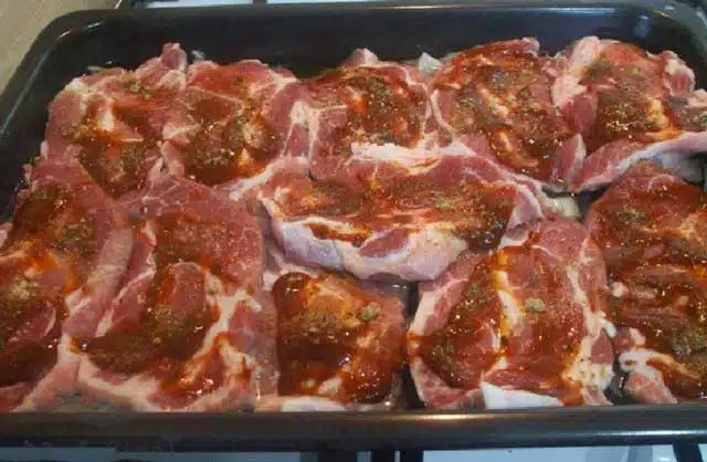Ceafă de porc cu sos de bere și cartofi – rețetă