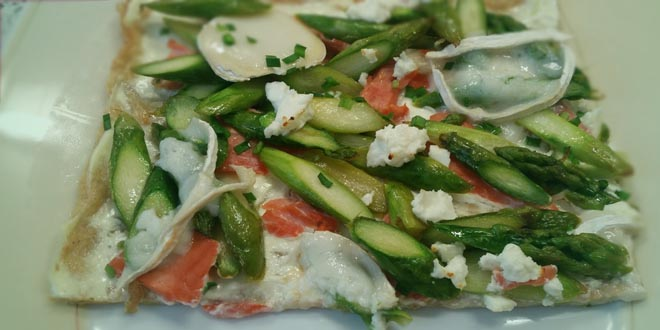 Flammkuchen low-carb (cu sparanghel verde și somon)