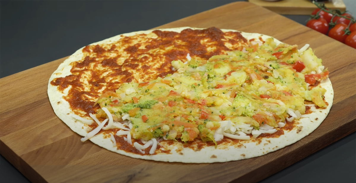 Tortilla umplută cu amestec spaniol de legume: prânz ușor și rapid