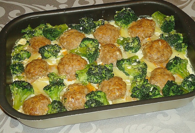 Frikadellen cu cartofi și broccoli