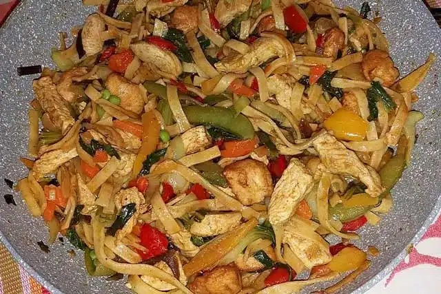 Tigaie asiatică cu tăiței cu ou și legume – rețetă