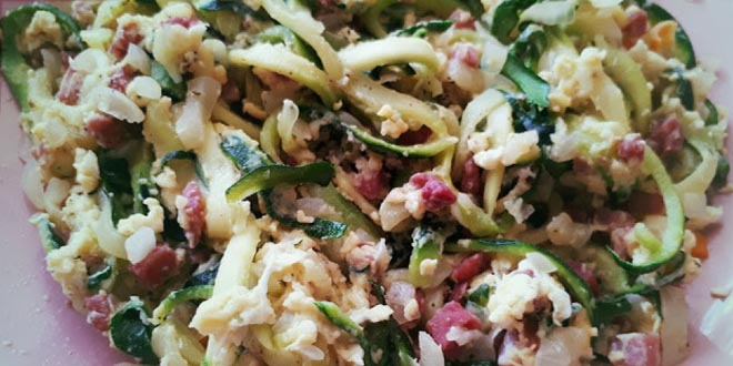 Carbonara cu dovlecei low carb pentru spiralizator. (Săracă în grăsimi, potrivită WW)