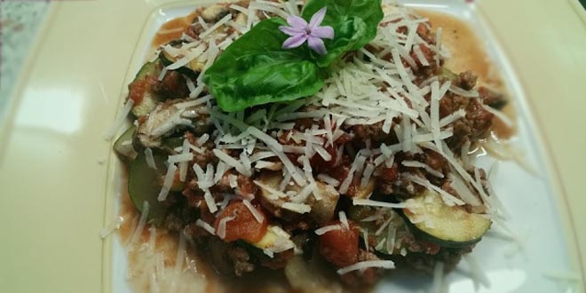 Tigaie de legume low carb în stil Bolognese (posibil și cu carne tocată vegetariană sau complet fără carne)