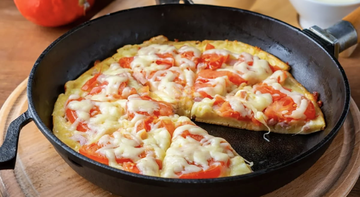 Pizza rapidă la tigaie în 10 minute: cină gustoasă și sățioasă