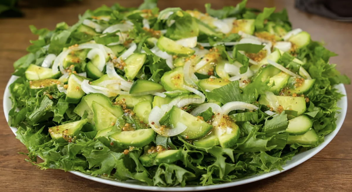 În fiecare zi îmi pregătesc această salată verde cu ștevie și slăbesc: suculentă, ușoară și simplu de preparat!
