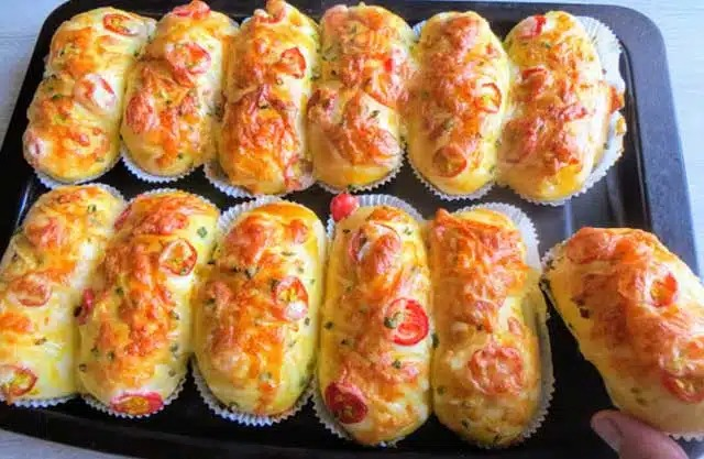 Rețetă de chifle cu pizza în 10 minute la cuptor