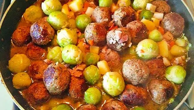 Gratin de varză de Bruxelles cu chifteluțe din carne rețetă