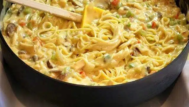 Rețetă de Spaghete alla Panna în sos de brânză și smântână cu șuncă