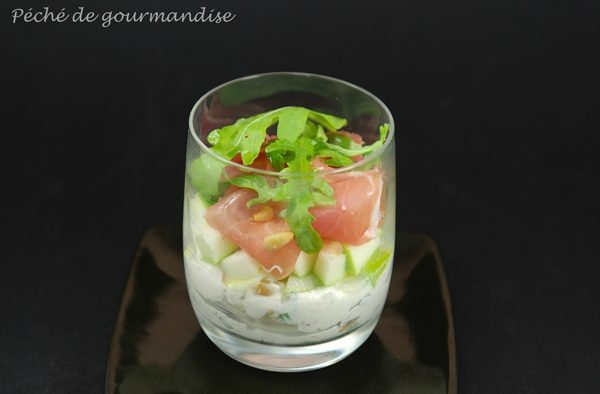 Verrine cu brânză proaspătă de capră, șuncă crudă și măr verde