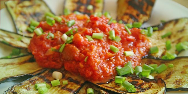 Carpaccio de vinete la grătar cu salsa de roșii picantă (vegan, low carb, SiS)