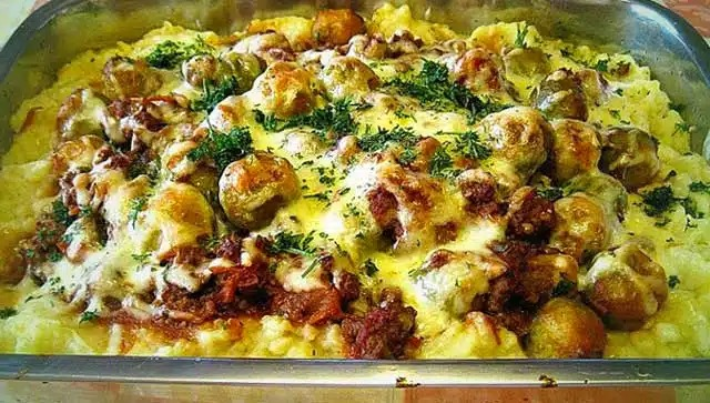 Gratin de varză de Bruxelles cu carne tocată și cartofi – Rețetă