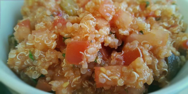 Salată picantă de quinoa cu roșii (se servește rece și cald) vegetariană și low carb