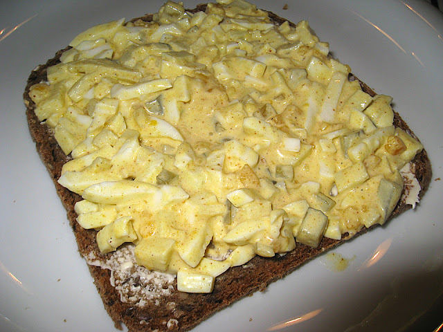 Salată de ouă cu mere și curry