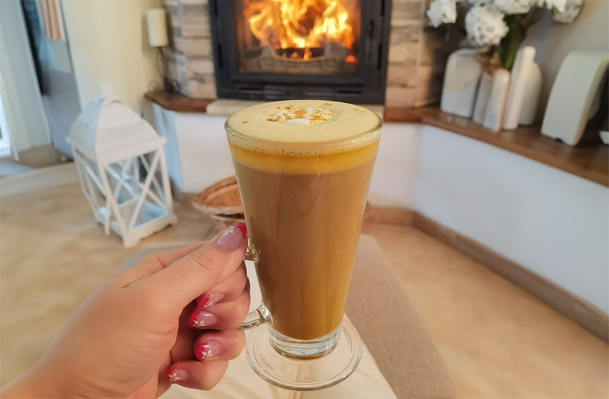Lapte sănătos cu turmeric pentru încălzire: Profitați de efectele antiinflamatoare și antioxidante ale curcuminei în aceste zile reci
