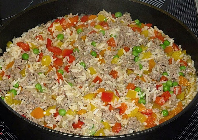 Tigaie cu carne tocată, ardei și orez